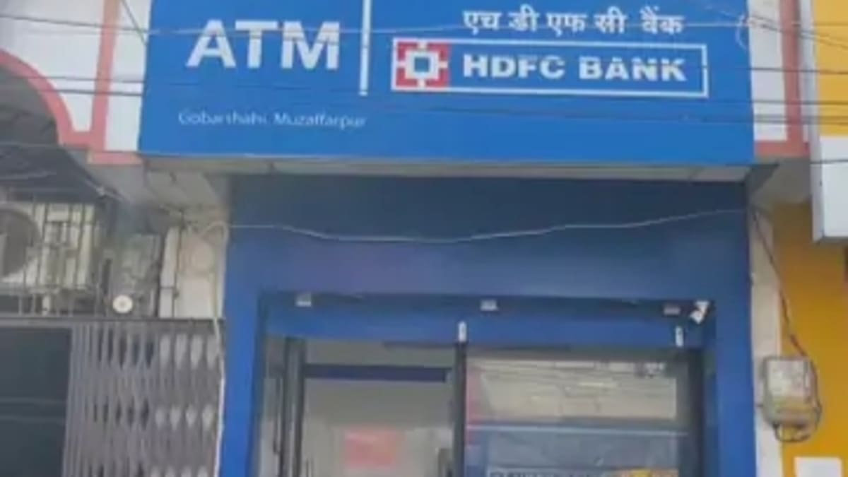 HDFC एटीएम को गैस कटर से चीरकर ले उड़े लाखों रुपए, कमरे में स्प्रे छिड़ककर भागे