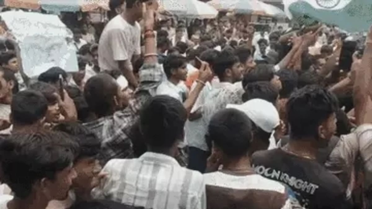 NEET पेपर लीक और लाठीचार्ज को लेकर बवाल, कई जिलों में छात्रों का उग्र प्रदर्शन
