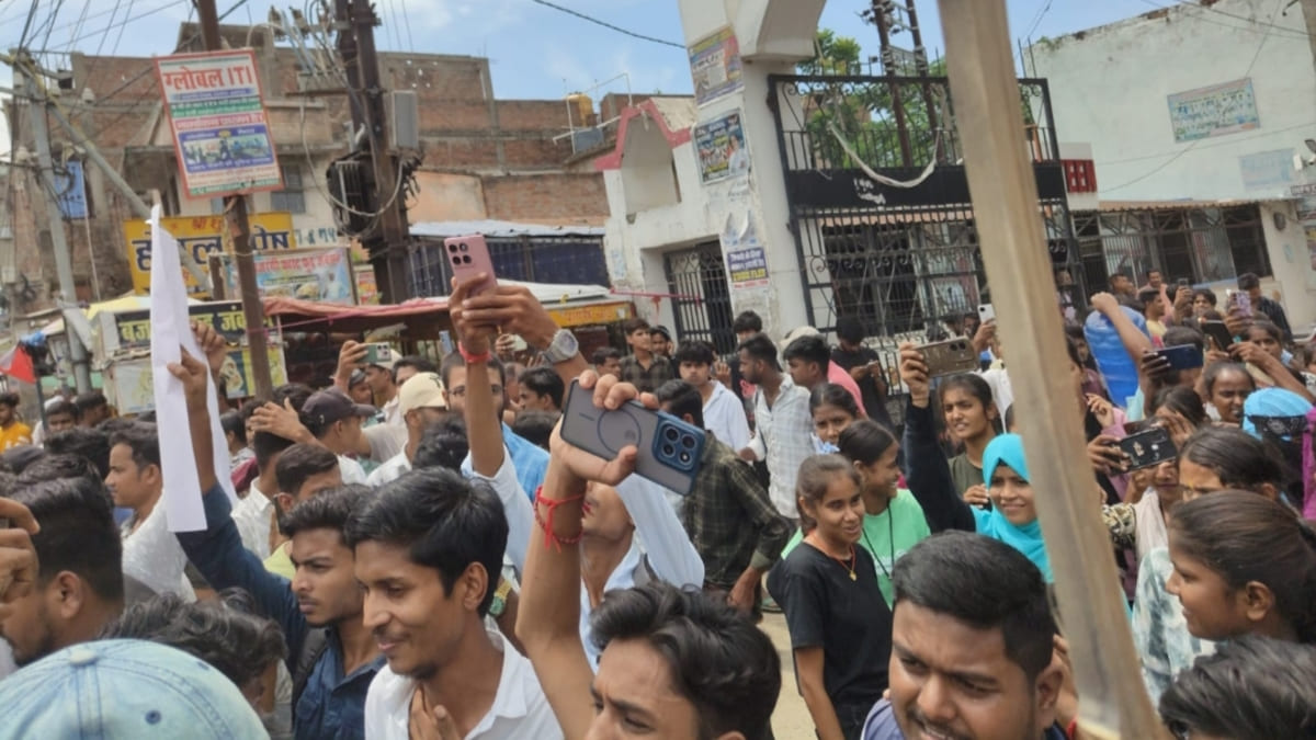 मधुबनी में सड़कों पर उतरे छात्र, शिक्षा मंत्री धर्मेंद्र प्रधान का फूंका पुतला