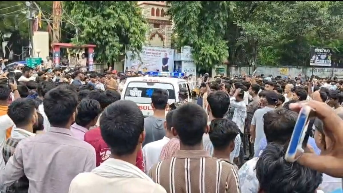 जमुई में नीट पेपर लीक और शिक्षा मंत्री के इस्तीफे की मांग पर अड़े छात्र, किया प्रदर्शन
