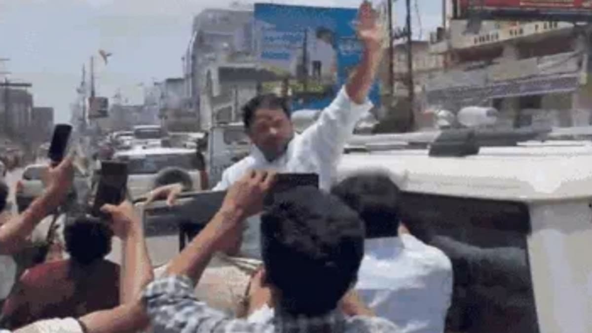 पटना में उग्र प्रदर्शन के दौरान तेजप्रताप यादव हिरासत में, पुलिस वैन पलटी