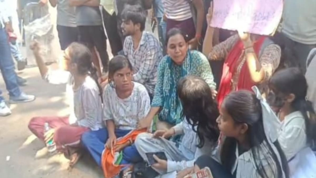 भागलपुर में बिहार बंद के दौरान प्रदर्शन, पुलिस वाहनों में तोड़फोड़, लाठीचार्ज