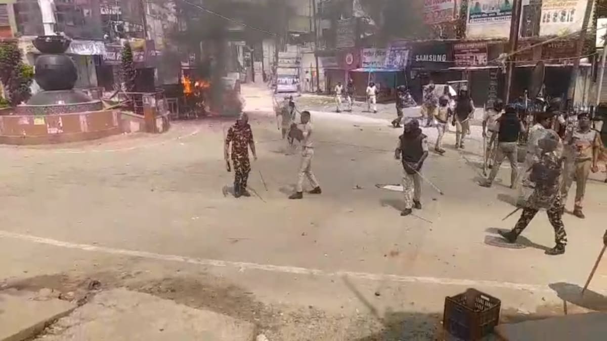सीवान में फायरिंग और 9 जिलों में हिंसा, नीट पेपर लीक व लाठीचार्ज के खिलाफ भड़का आक्रोश