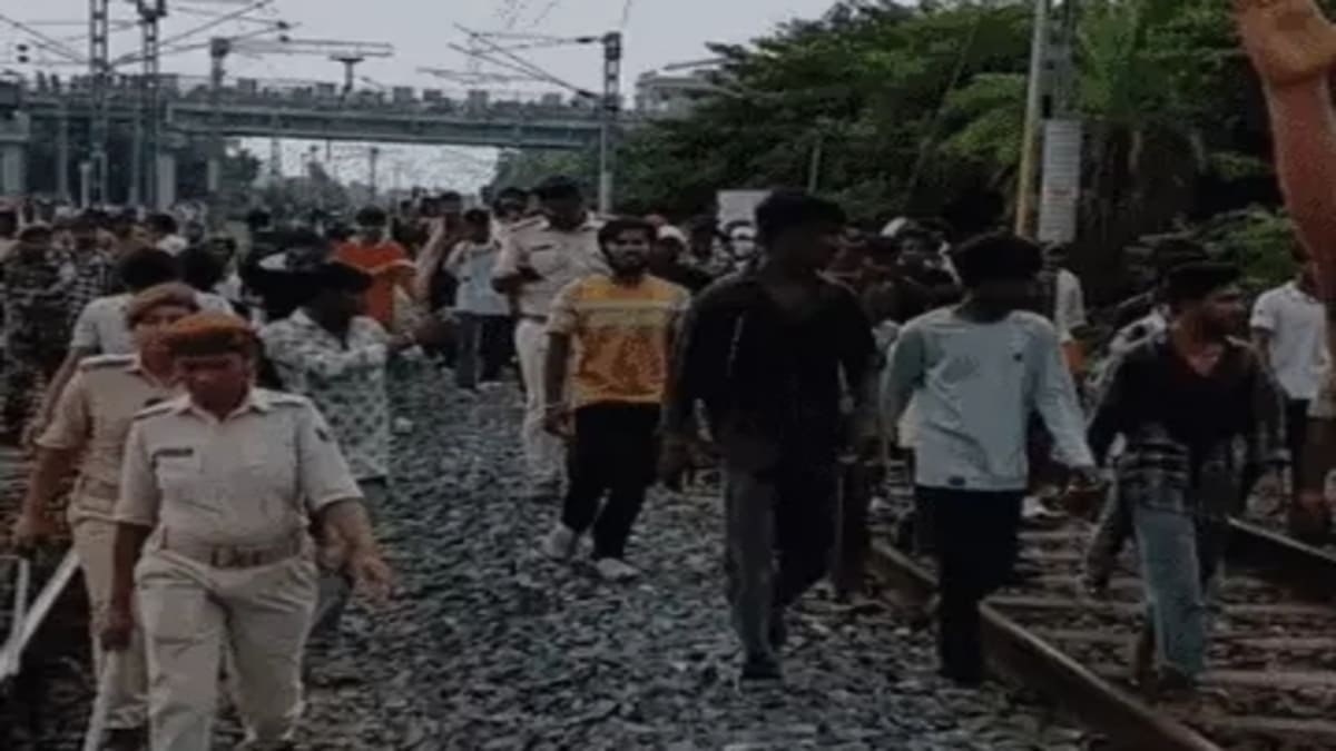 नीट पेपर लीक पर बवाल: भोजपुर में रेलवे ट्रैक पर उतरे छात्र, पवन सिंह के फाड़े गए पोस्टर, जानिए क्या-क्या हुआ