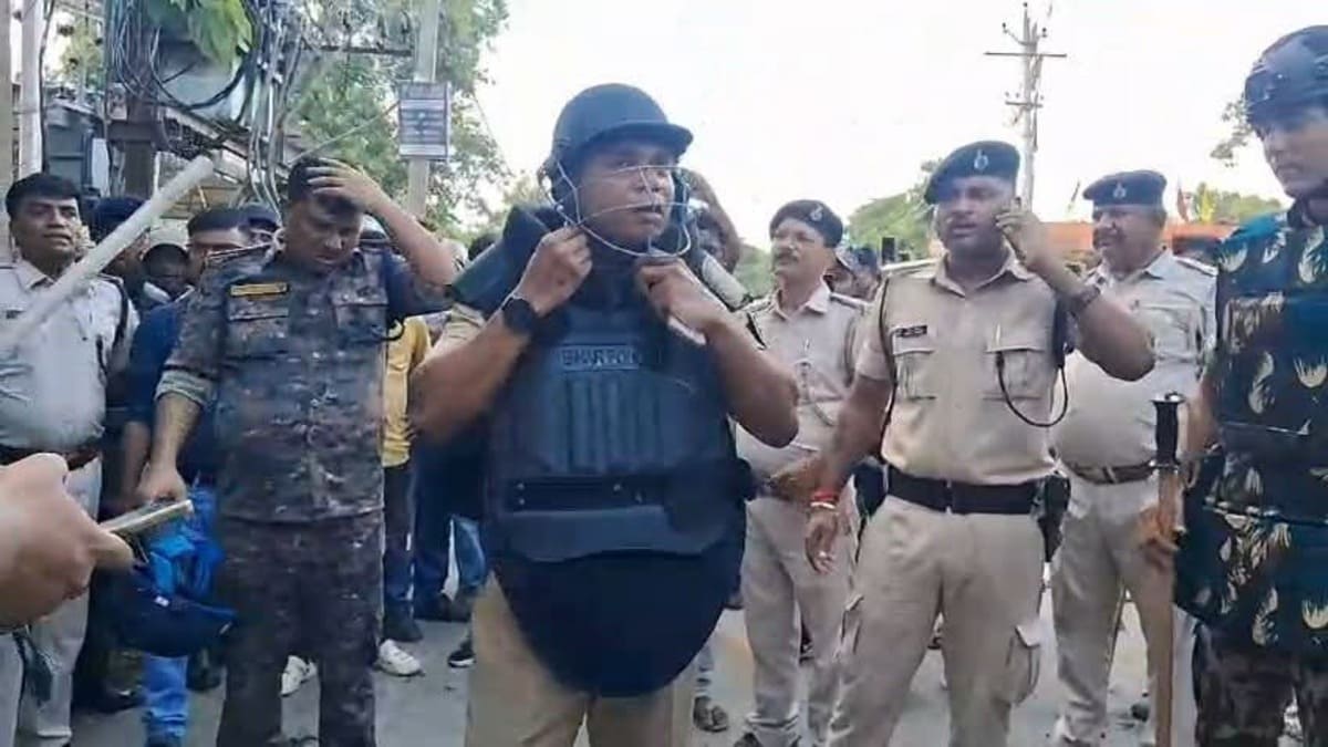 सीतामढ़ी में हिंसक प्रदर्शन, पथराव में एसपी अमित रंजन घायल, अतिरिक्त पुलिस बल तैनात