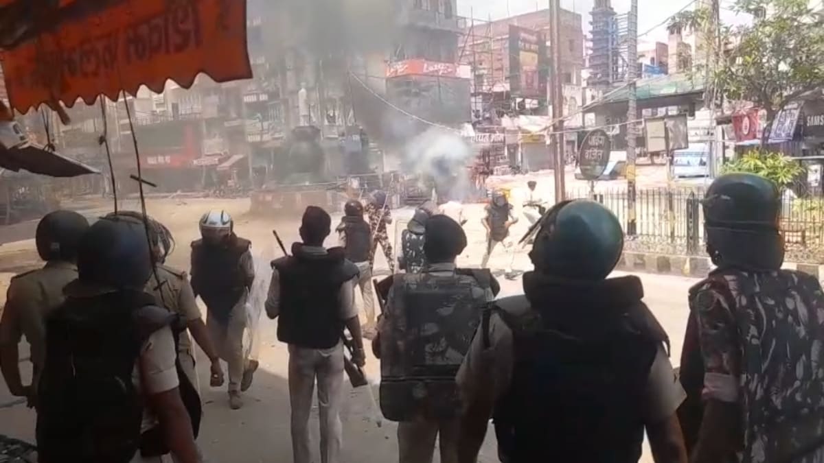 छपरा में पुलिस वैन फूंकी, DM कार्यालय पर पथराव, बीडीओ सहित तीन दर्जन से अधिक घायल