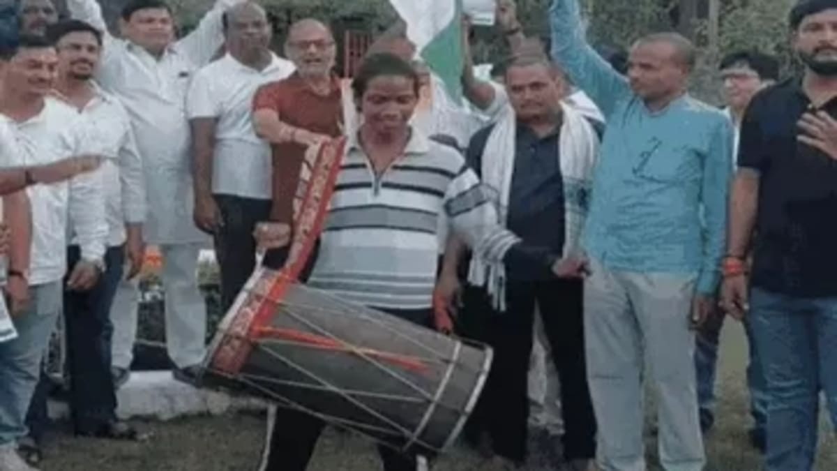 धर्मेंद्र प्रधान के इस्तीफे के बाद कांग्रेस ने निकाला विजय जुलूस और मशाल मार्च