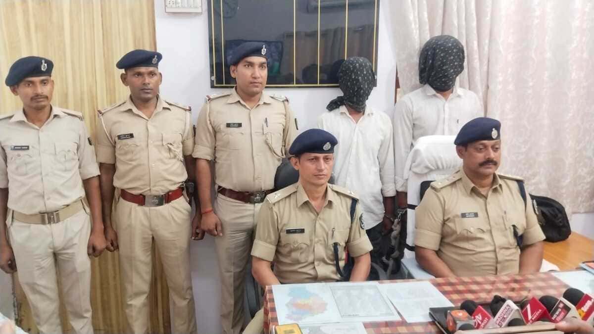 10 लाख की विदेशी शराब के साथ दो तस्कर गिरफ्तार, अर्टिगा कार जब्त