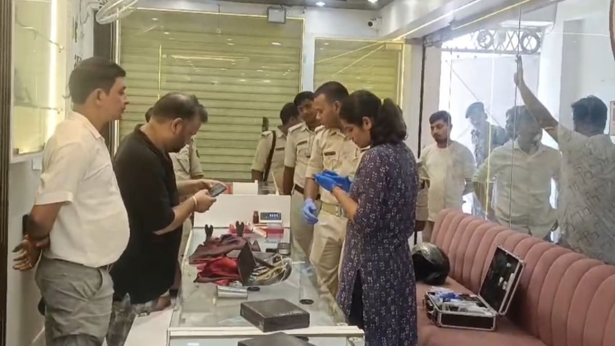 हीरा आभूषण भंडार से 30-35 लाख के गहने लूटे, हेलमेट पहने घुसे थे बदमाश