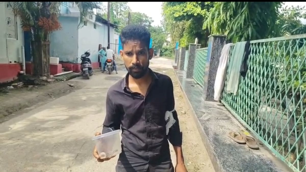 कोबरा के डसने पर युवक ने दिखाया गजब का साहस, जिंदा सांप के साथ पहुंचा अस्पताल