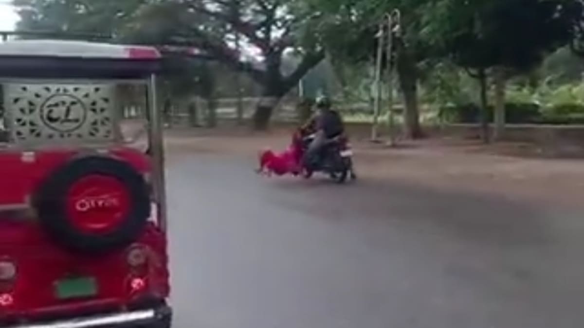चीखती रही युवती, प्रेमी का नहीं पसीजा दिल, सड़क पर चलती बाइक से घसीटा