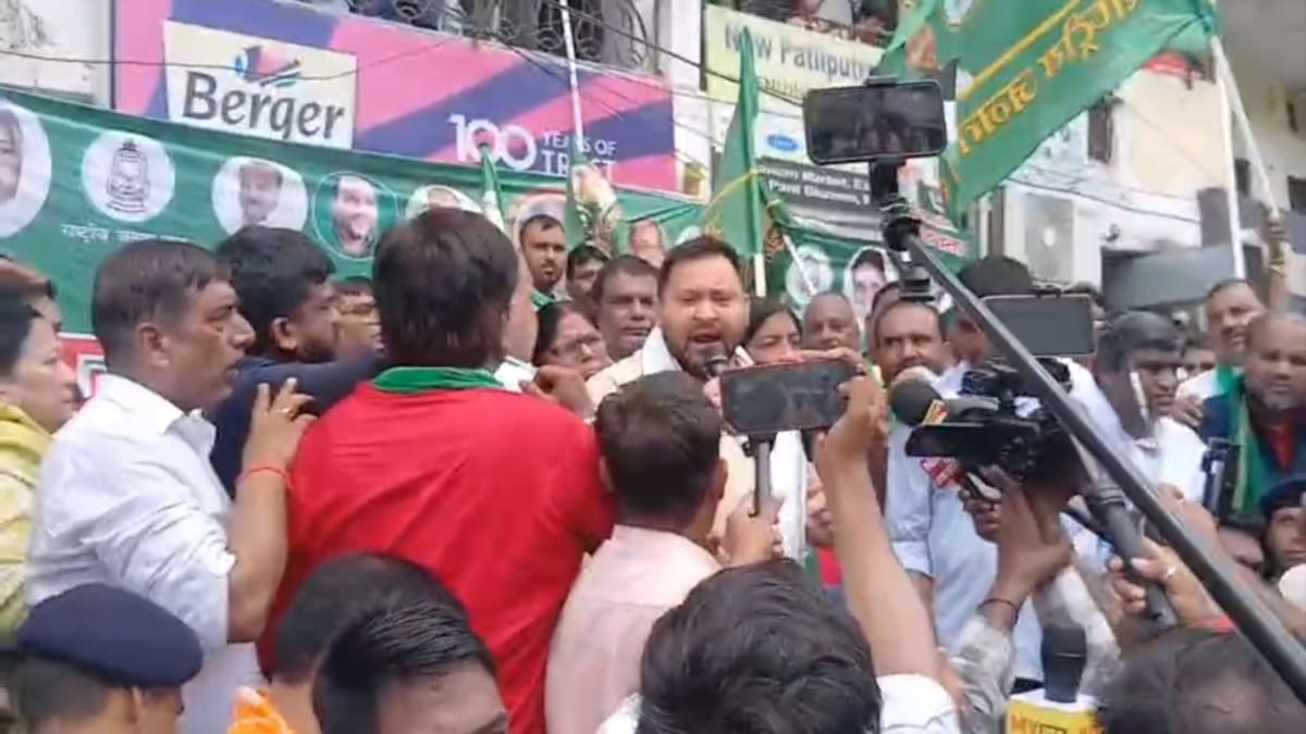 तेजस्वी यादव के रोड शो में उमड़ा जनसैलाब, एम-वाय समीकरण पर बड़ा दांव
