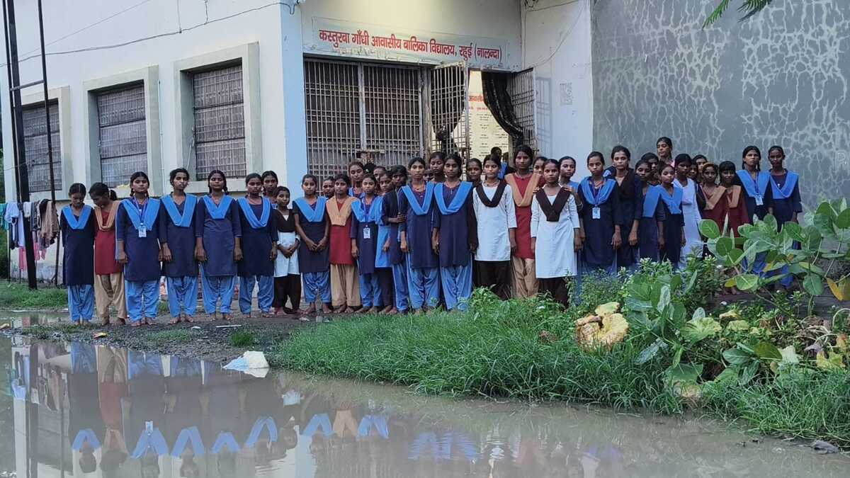 बारिश बनी आफत तो वार्डन ने खुद की सफाई, वायरल वीडियो की जानें क्या है सच्चाई!