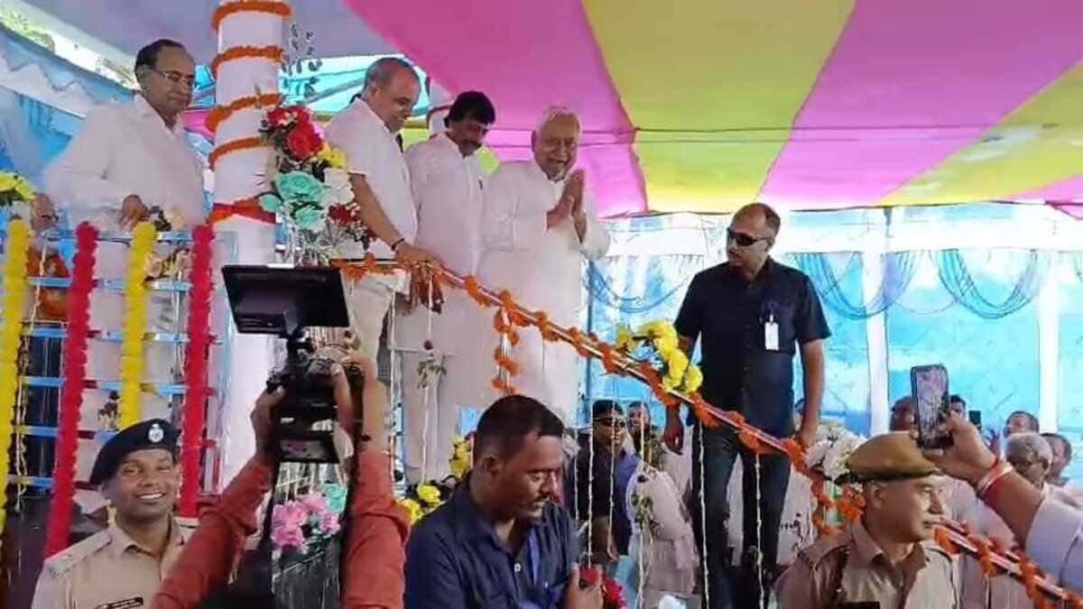 सोनसा पहुंचे नीतीश कुमार, पुराने साथी के संघर्ष को किया याद, नम आंखों से दी श्रद्धांजलि