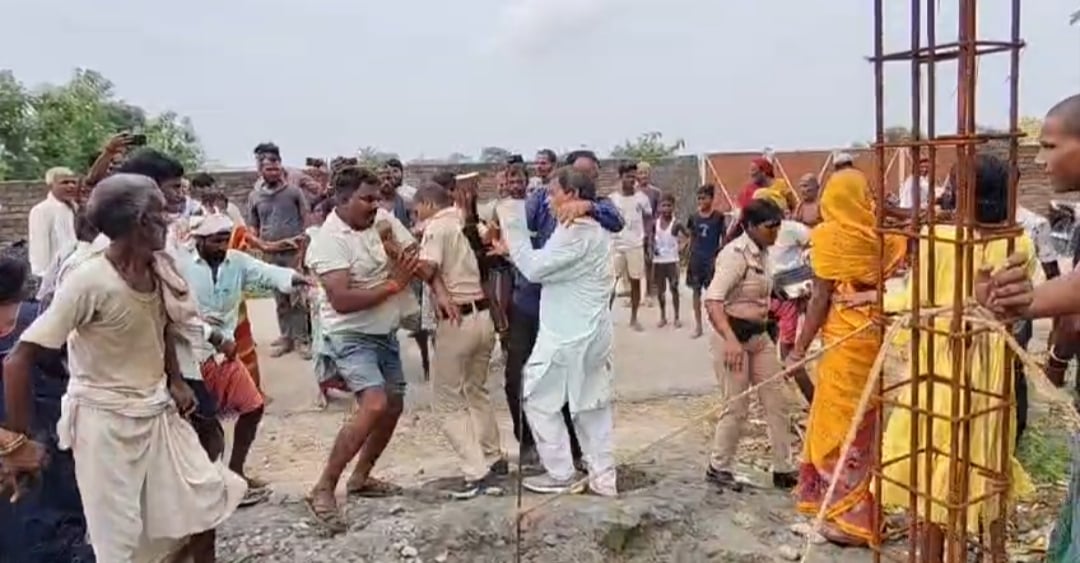 बाउंड्री निर्माण को लेकर दो पक्षों के बीच ताबड़तोड़ फायरिंग, चार लोग घायल और 2 बदमाश धराए