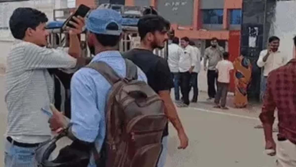 NEET प्रदर्शनकारियों की रिहाई शुरू, जेलों के बाहर जुटे परिजन, राहुल गांधी ने घायल छात्र से की बात
