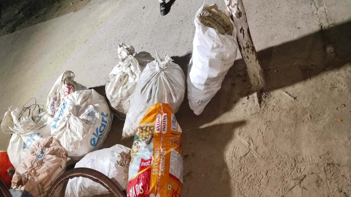 खजौली में नकली शराब फैक्ट्री पकड़ी गई, भारी मात्रा में रैपर, ढक्कन और केमिकल बरामद