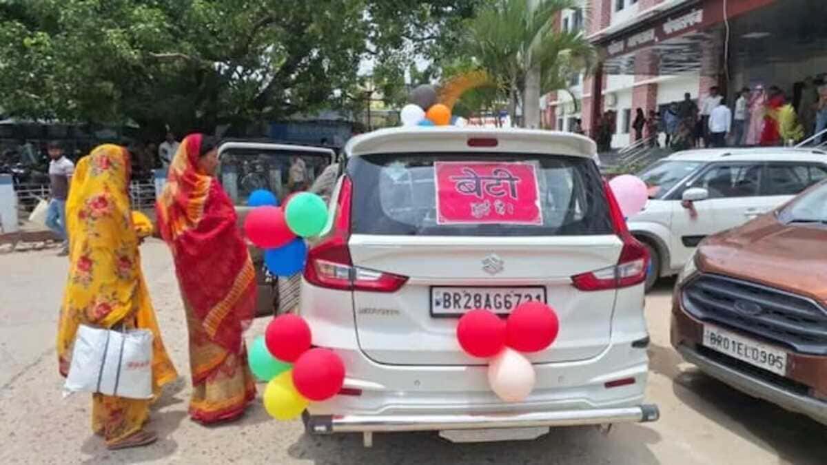 गोपालगंज में बेटी हुई है पोस्टर और फूलों से सजी कार से नवजात का हुआ भव्य स्वागत