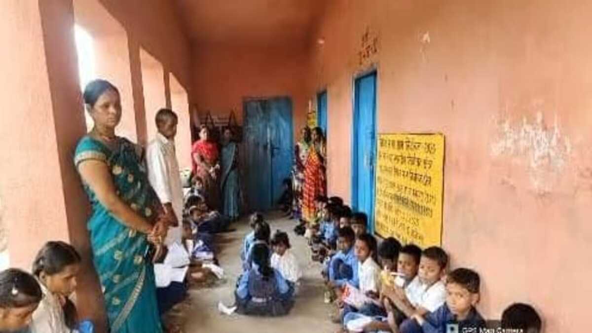 स्कूल के कमरों में ताला, बरामदे में क्लास लगाने को मजबूर हुए बच्चे और शिक्षक!