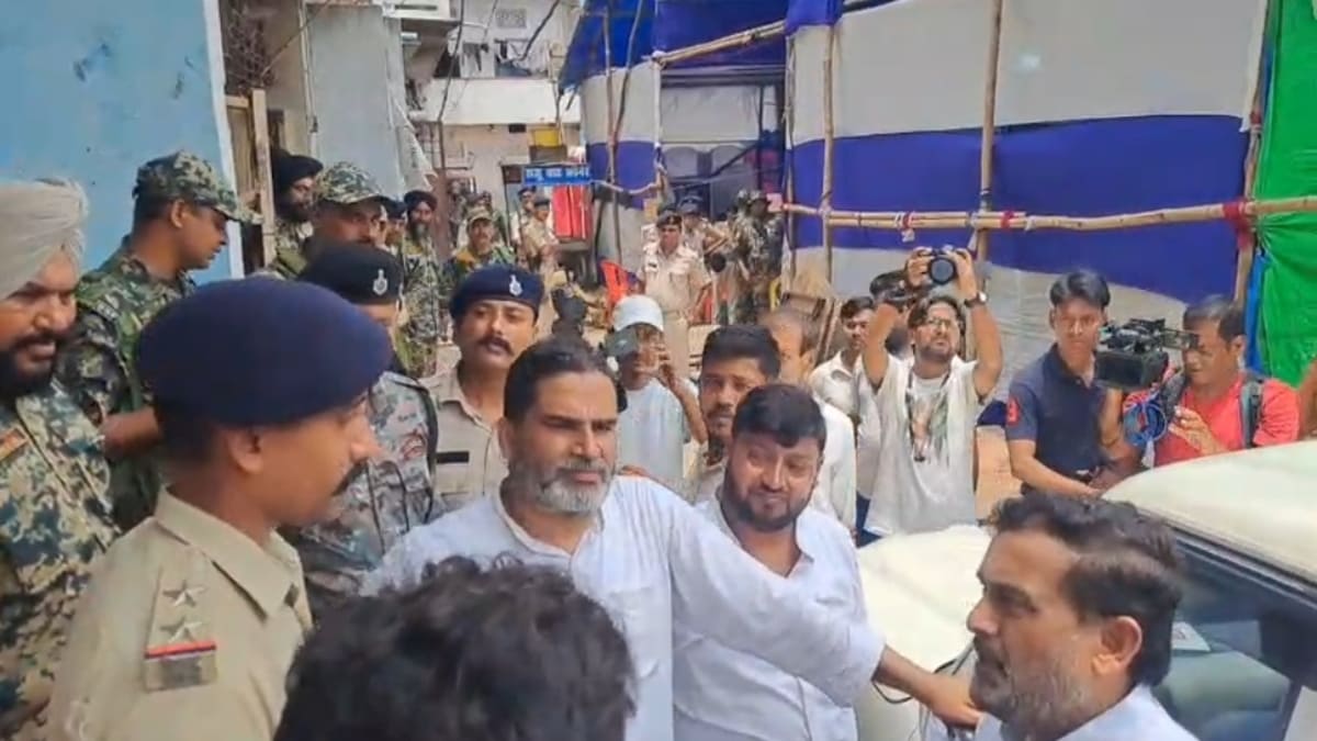 पटना में EVM खराब होने पर भड़के माहौल के बीच अचानक पहुंचे PK, खुद संभाली कमान, दिया यह संदेश!