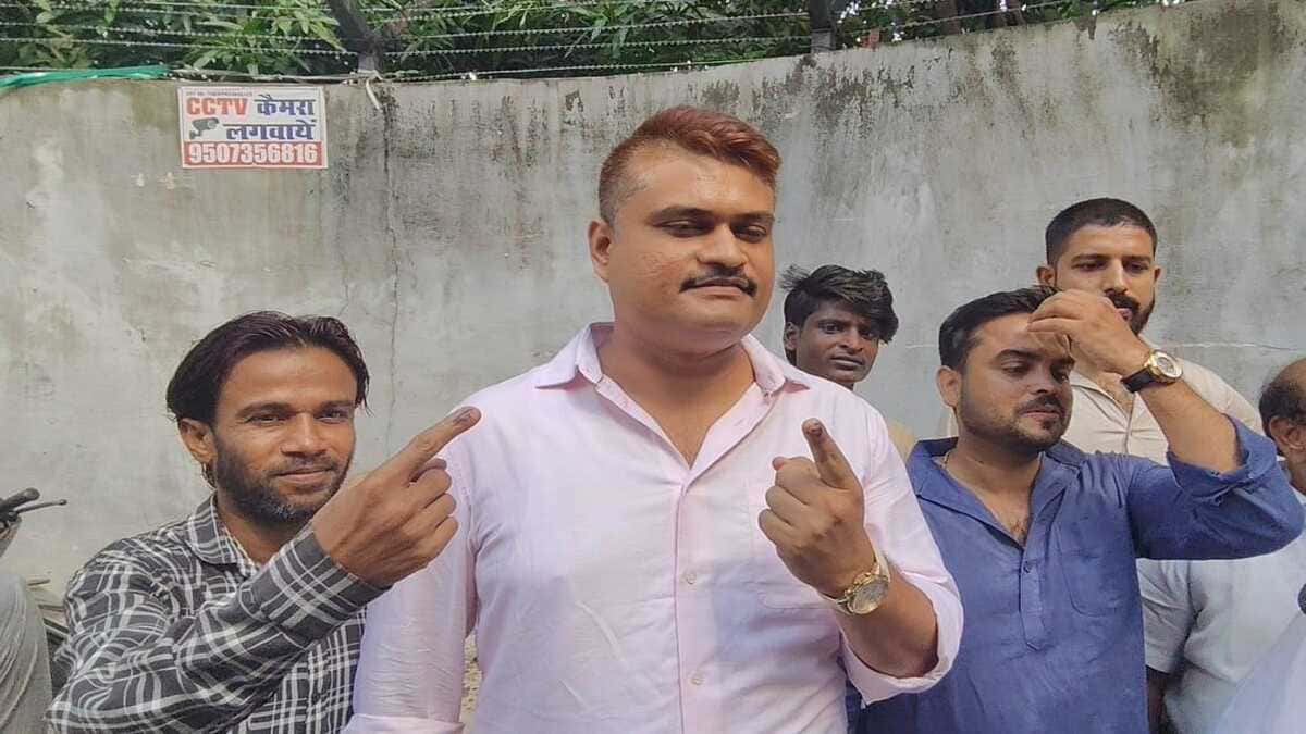 अभिनेता अभिनव पवन ने परिवार संग किया मतदान, बोले- नितिन नवीन की उपलब्धि पर हर नागरिक को है गर्व