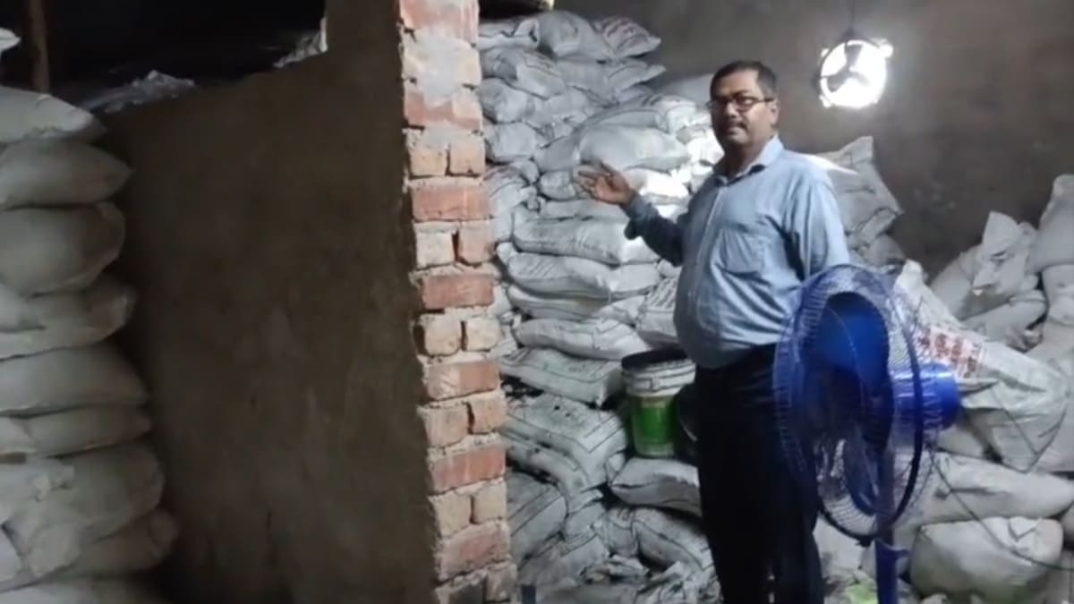 चंदनबारा में चल रहा था अवैध खाद निर्माण का काला कारोबार, 3 हजार से अधिक बोरे और मशीनें जब्त