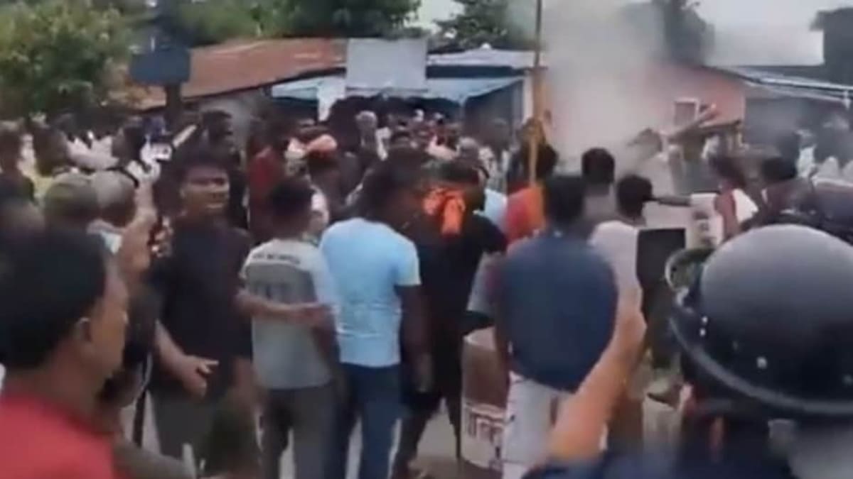 नेपाल के सुनसरी में हिंसा, सीमा पर कर्फ्यू और बाजारों में ठप हुआ कारोबार