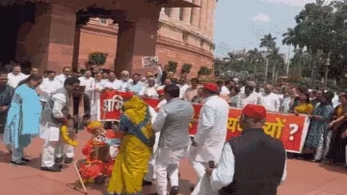 संसद में अनोखा प्रदर्शन: पुजारी बने पप्पू यादव, राम मंदिर चढ़ावे में हेराफेरी के आरोपों पर विपक्ष का हंगामा