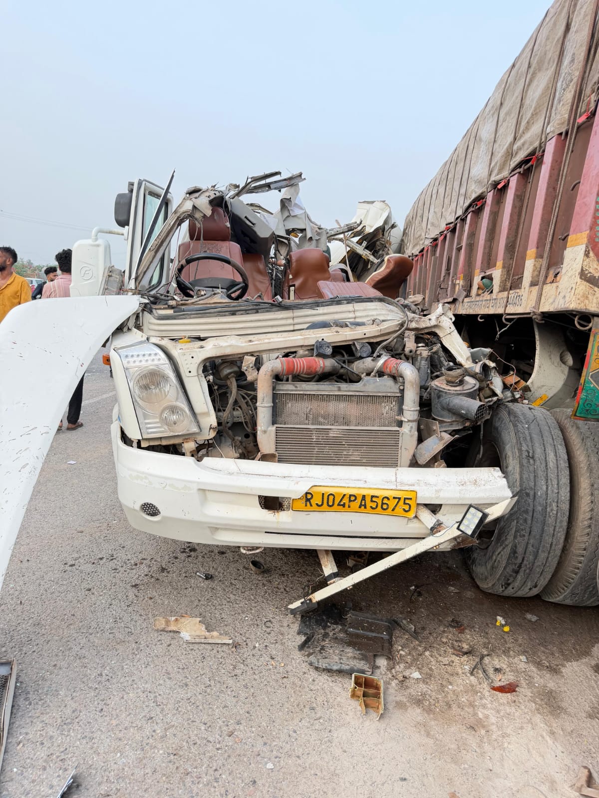अमरनाथ यात्रा पर जा रहे श्रद्धालुओं की मेटाडोर खड़े ट्रक से टकराई, 3 की मौत, कई घायल