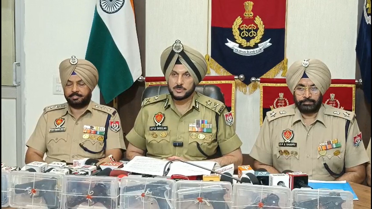 अमृतसर में हथियार तस्करी मॉड्यूल का भंडाफोड़: नशा मुक्ति केंद्र संचालक समेत 2 गिरफ्तार, 7 पिस्तौल और 40 कारतूस बरामद