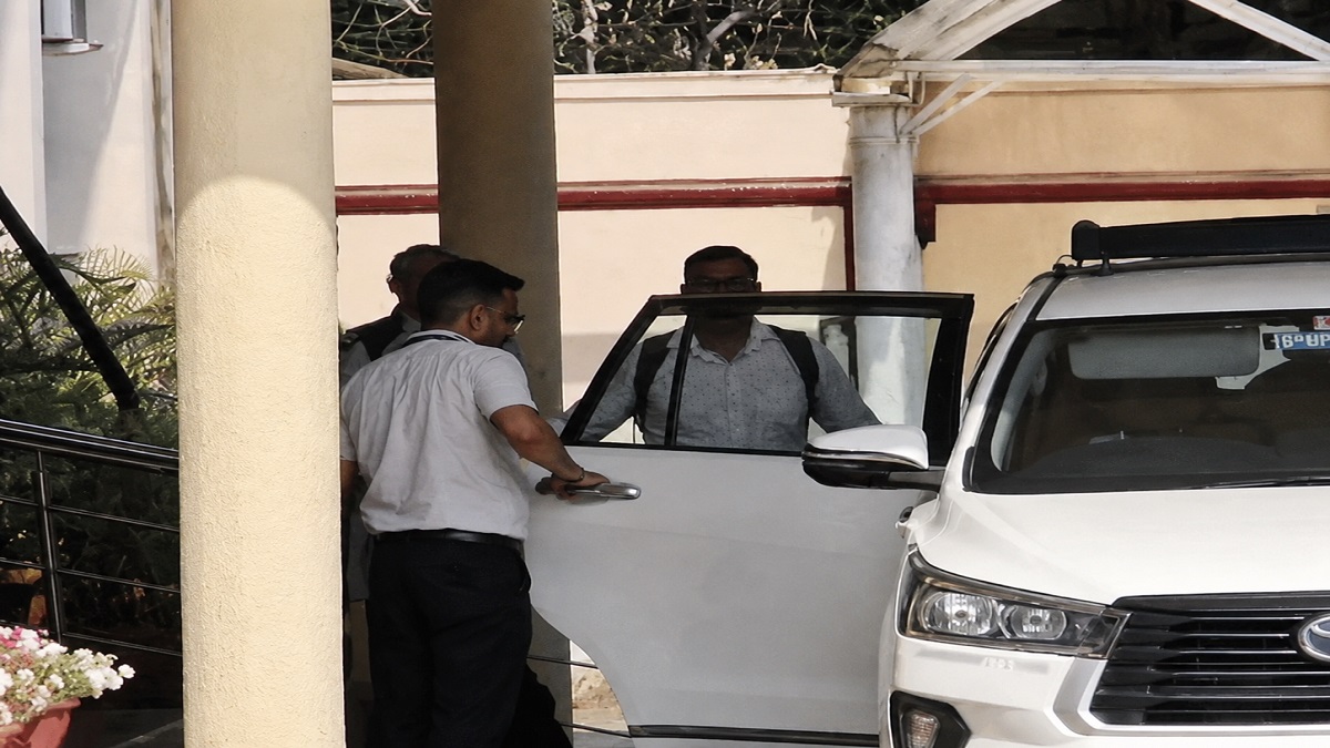 विदेश दौरों की फाइल खुली! जानिए 504 करोड़ घोटाले में कैसे फंसा बड़ा अफसर