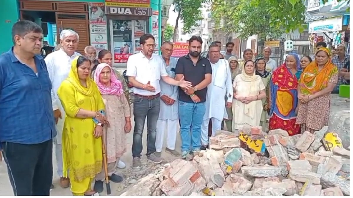 ताऊ देवीलाल की प्रतिमा हटाने पर गरमाई सियासत, इनेलो ने सरकार को दिया 7 दिन का अल्टीमेटम