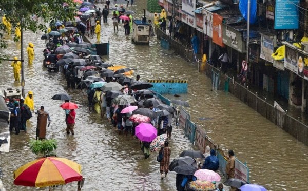 मुंबई में बारिश का कहर: स्कूल-कॉलेज बंद, 20 ट्रेनें रद्द, 17 फ्लाइट कैंसिल; महाराष्ट्र में रेड अलर्ट