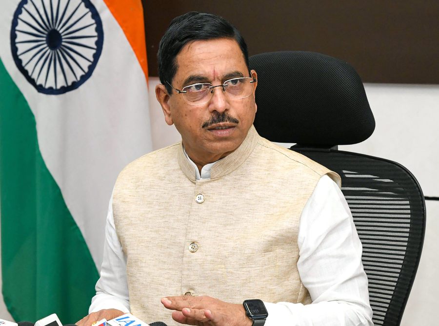 5 करोड़ के घर… शेयरों में तगड़ा निवेश, फिर भी नए शिक्षा मंत्री प्रह्लाद जोशी के पास नहीं है एक भी कार