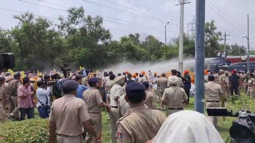 अमृतपाल सिंह की रिहाई की मांग पर वारिस पंजाब दे का प्रदर्शन, चंडीगढ़ बॉर्डर पर वाटर कैनन और बैरिकेडिंग तोड़ी