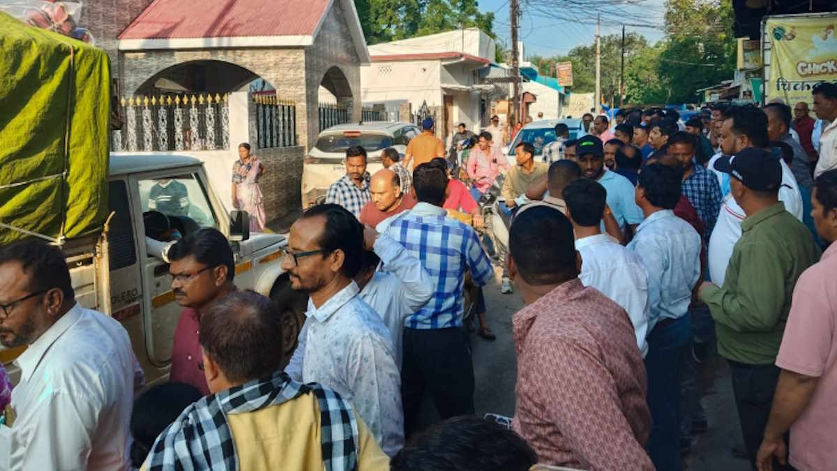धर्मनगरी में मचा हड़कंप, फॉरेक्स ट्रेडिंग के नाम पर अरबों की ठगी का आरोप, विभिन्न राज्यों से आए निवेशकों ने किया आरोपी के घर का घेराव…
