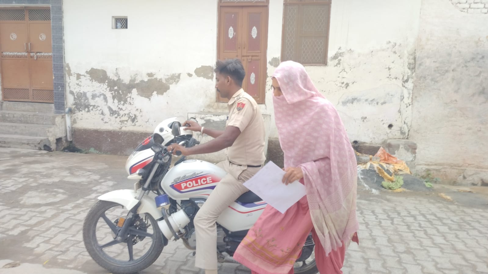 परीक्षा केंद्र तक पहुंचने के लिए दौड़ रही थी छात्रा, पुलिस राइडर बना सहारा