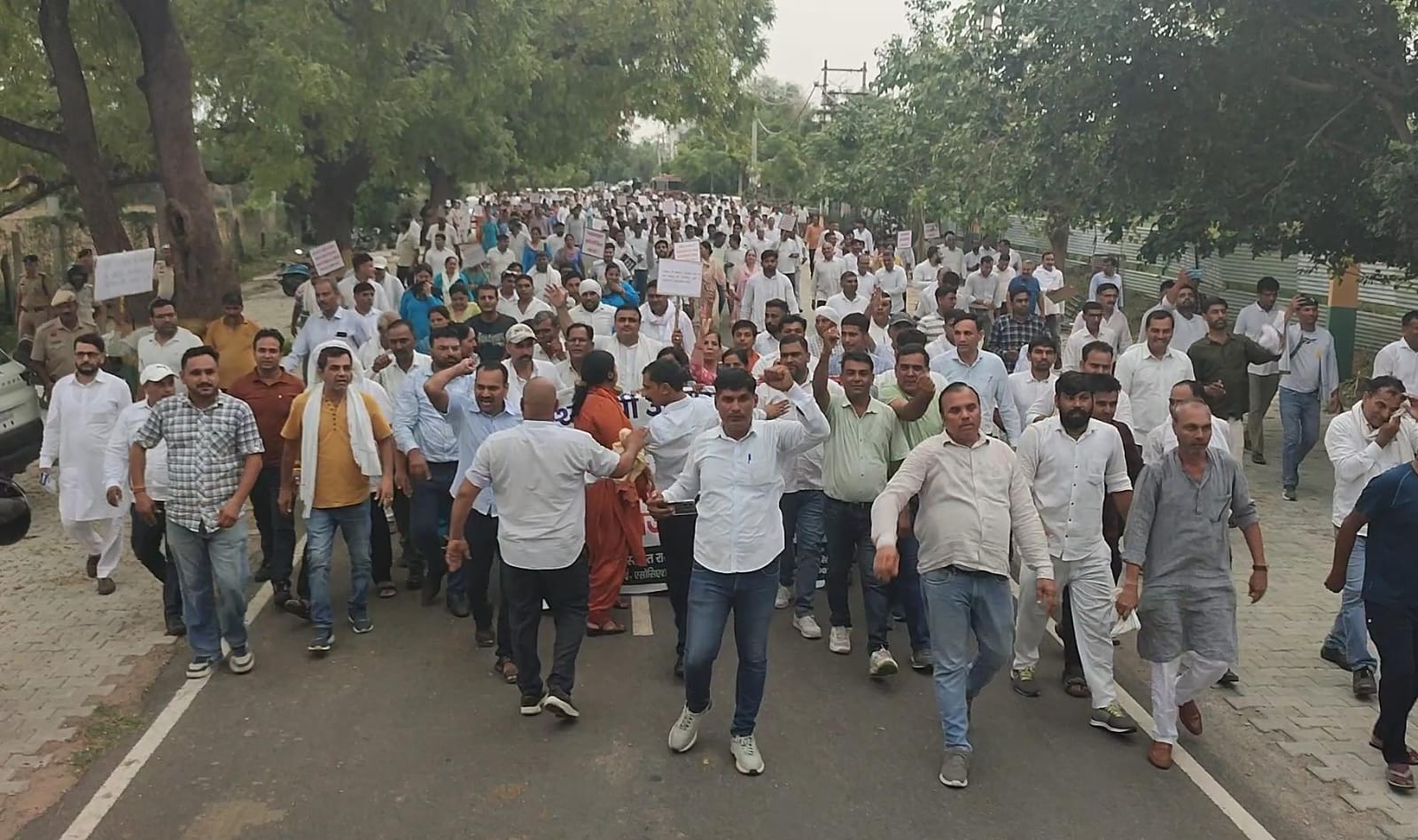 रेवाड़ी में स्वास्थ्य कर्मियों का प्रदर्शन, मंत्री आवास के बाहर भारी हंगामा