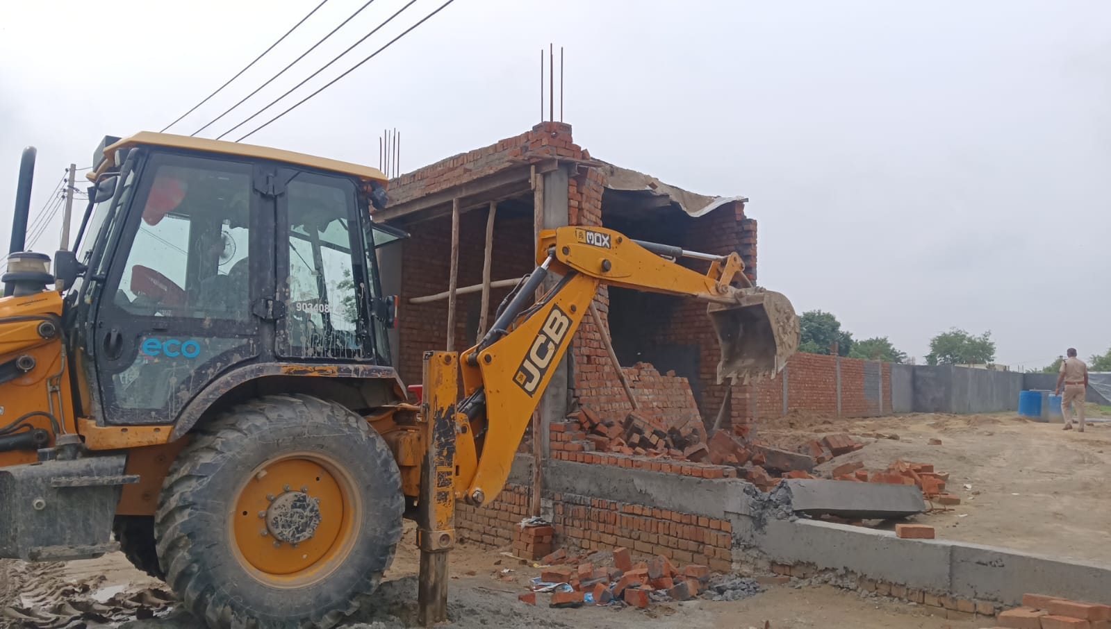 सोनीपत में अवैध कॉलोनियों पर चला प्रशासन का बुलडोजर