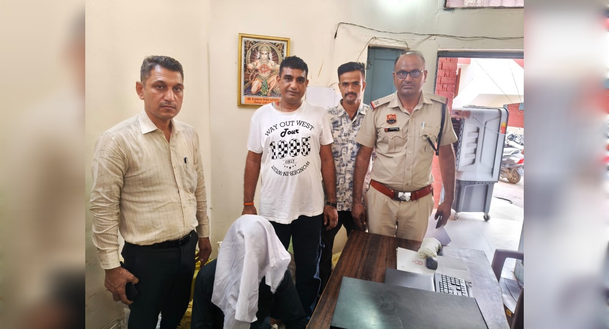 कार में छिपाया था खजाना, शराब और नोटों के साथ पकड़ाया