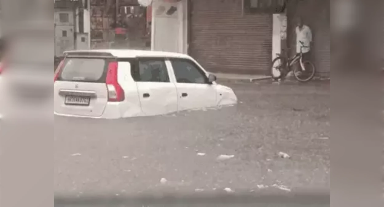 Haryana Weather Update : रेवाड़ी-महेंद्रगढ़ में मूसलाधार बारिश, जलभराव से लोग परेशान, सड़कों पर तैरती दिखीं गाड़ियां