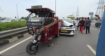 गुरुग्राम में रफ्तार का कहर: ई-रिक्शा से टकराई कैब, ड्राइवर की दर्दनाक मौत