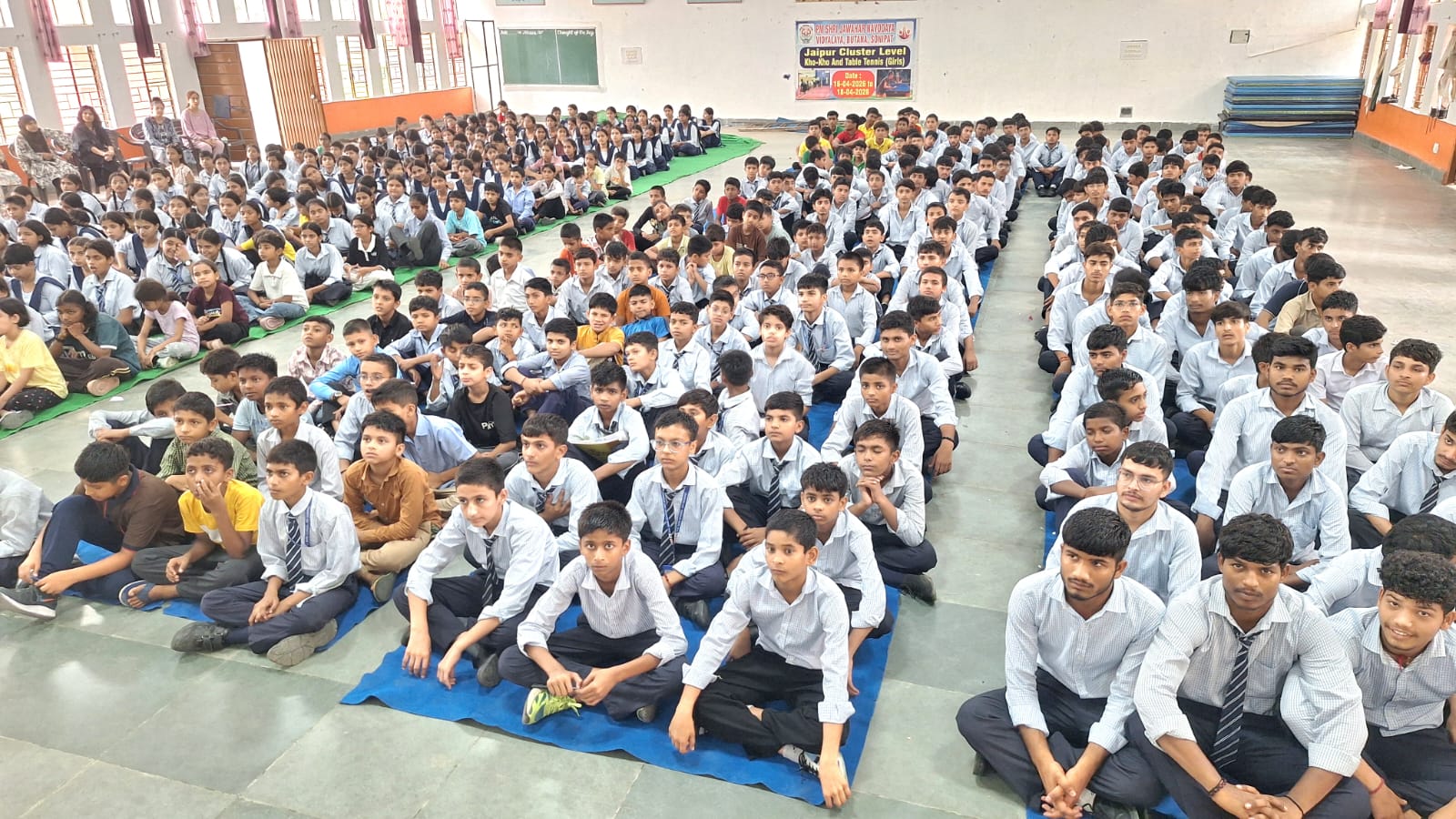 नवोदय विद्यालय में दिखा अजीब नजारा, छात्रों के पैरों तले खिसक गई जमीन