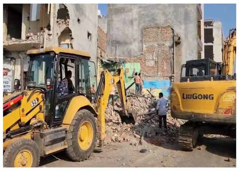 दिल्ली में बुलडोजर एक्शन जारी; पीतमपुरा में अवैध निर्माण और सड़क के बीच बनी मजार हटाई गई