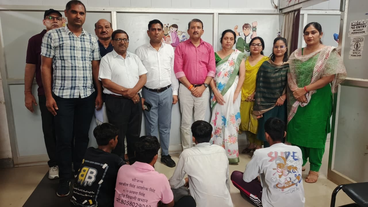 मशहूर मिष्ठान भंडार में अचानक पड़ी रेड, अंदर का नजारा देख उड़े होश