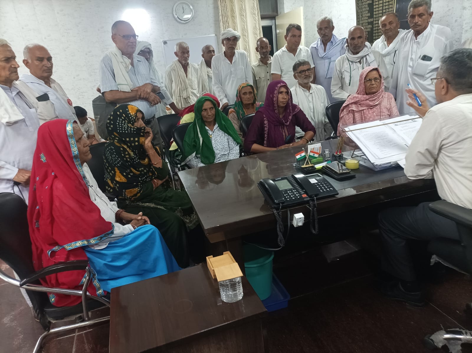 महिला किसानों के तेवर देख अफसरों के हाथ-पांव फूले, मिला यह आश्वासन