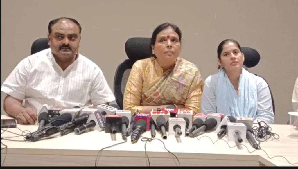 लाठीचार्ज और पत्थरबाजी पर बोलीं अर्चना गुप्ता, कही ये बात