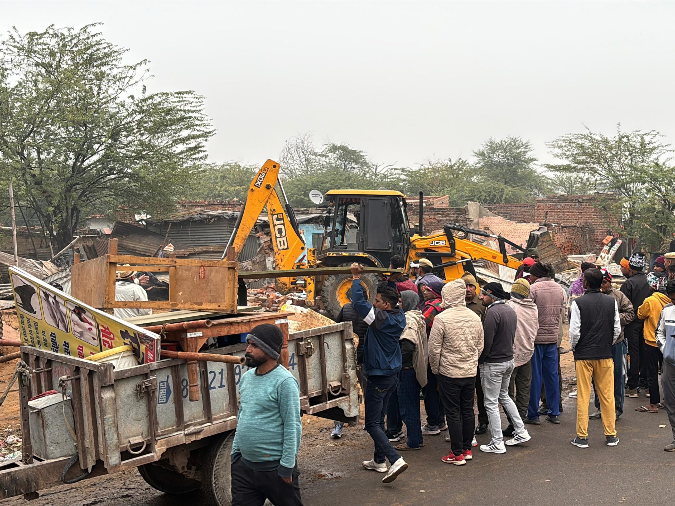 चरखी दादरी में अतिक्रमण पर बड़ी कार्रवाई: ग्रीन बेल्ट में बने अवैध मकान ढहाए, घर टूटते देख फूट-फूटकर रोए परिवार