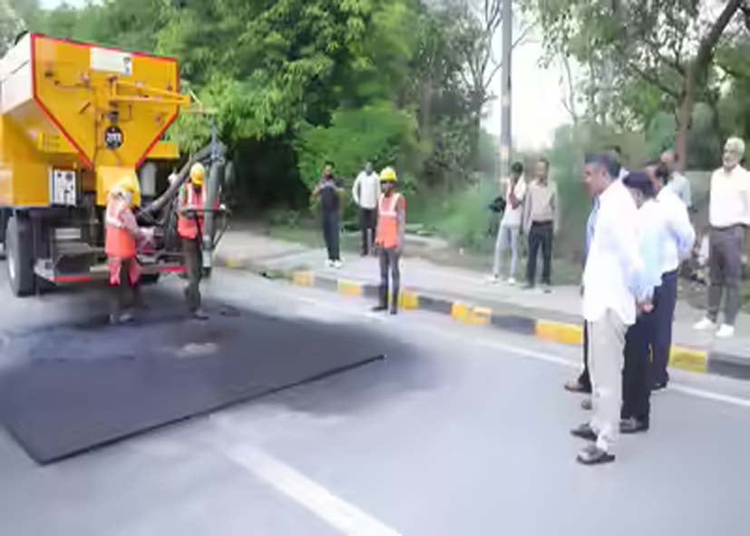 दिल्ली की जर्जर सड़कों की नई तकनीक से होगी मरम्मत, स्प्रे इंजेक्शन पैचिंग का काम शुरू