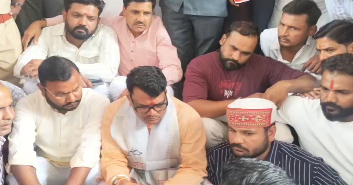 ‘जमीन से निकल रहे कंकाल!’ नगर पालिका के निर्माण पर भड़का हिंदू समाज, प्रभारी मंत्री ने काम रुकवाया